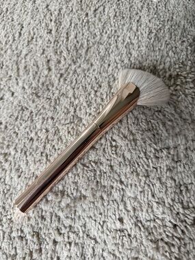 Patrick Ta For Contour 1 Makeup Brush in Rose Gold - Soft White Bristles